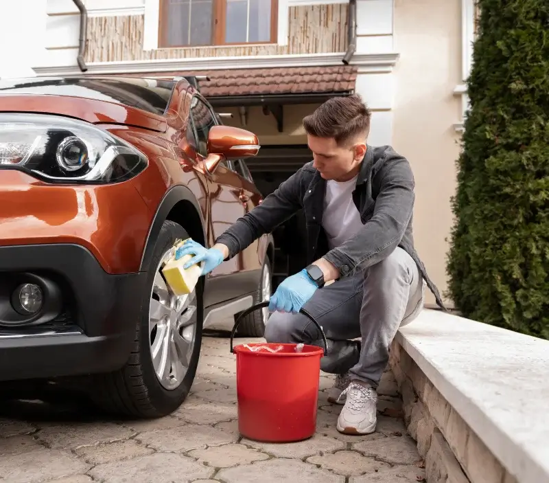 Lavage auto à domicile Lanobre : professionnel intervenant sur un véhicule